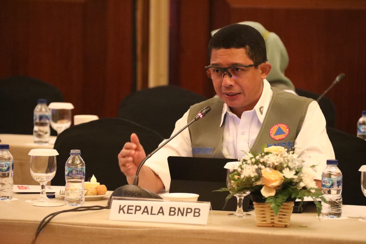 Kepala BNPB Letjen TNI Suharyanto saat memberikan penjelasan dalam Focus Group Discussion Penguatan Kesiapsiagaan dan Penanggulangan Bencana, dengan Komisi VIII DPR RI di Jakarta pada Rabu (15/2).